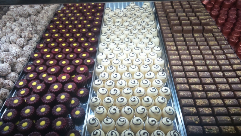 vitrine-STE MAXIME-min_chocolates_milk_chocolate_white_chocolate_truffles_candy_food_treat_cacao-1213769